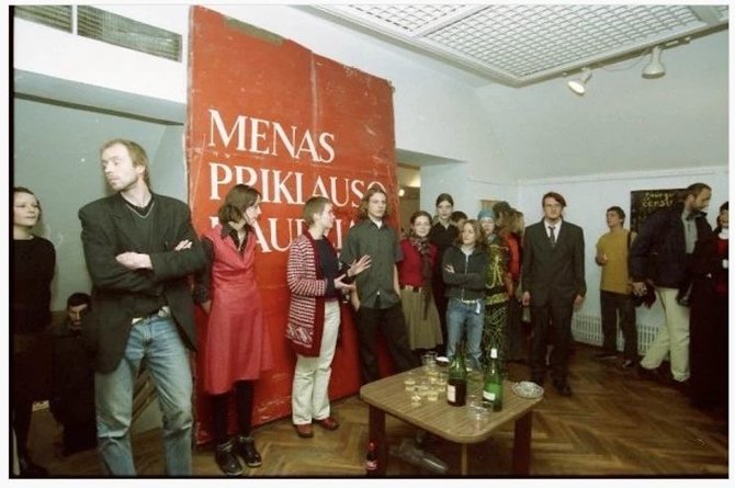 Kotrynos Zylės archyvo nuotr./„13 auditorija“ – baigiamosios tapytojų klasės parodos atidarymas „Arkos galerijoje“ 2003 m.