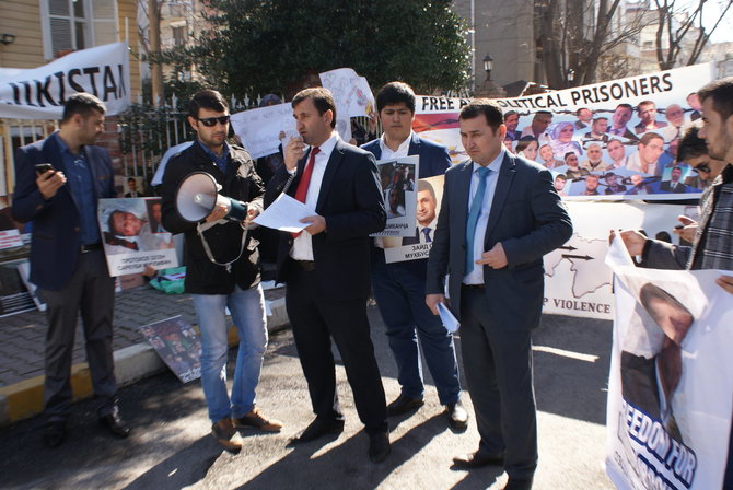 Asmeninio archyvo nuotr./Bobodžonas Kaumovas (centre) gyvendamas Turkijoje dalyvavo protesto akcijose prie Tadžikistano ambasados