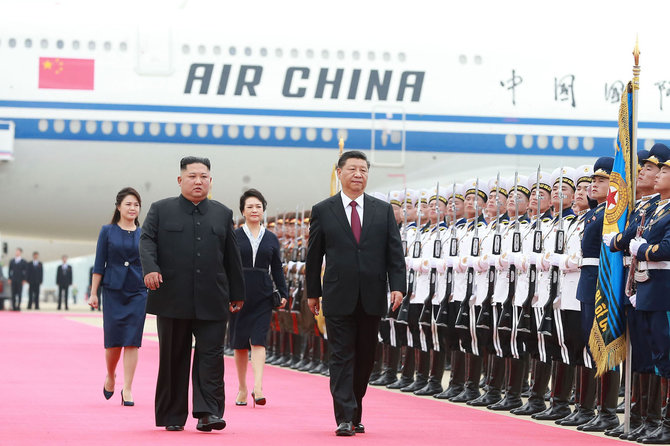 AFP/„Scanpix“ nuotr./Kim Jong Unas ir Xi Jinpingas