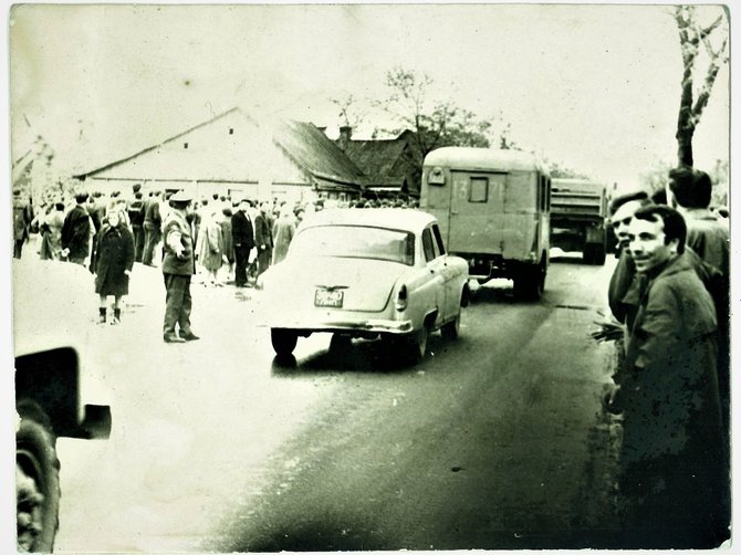 Nuotraukos autorius nežinomas (Algirdo Babrausko archyvas)/Romo Kalantos laidotuvių diena prie jo namo Panerių gatvėje. Kaunas 1972 m. gegužės 18 d.