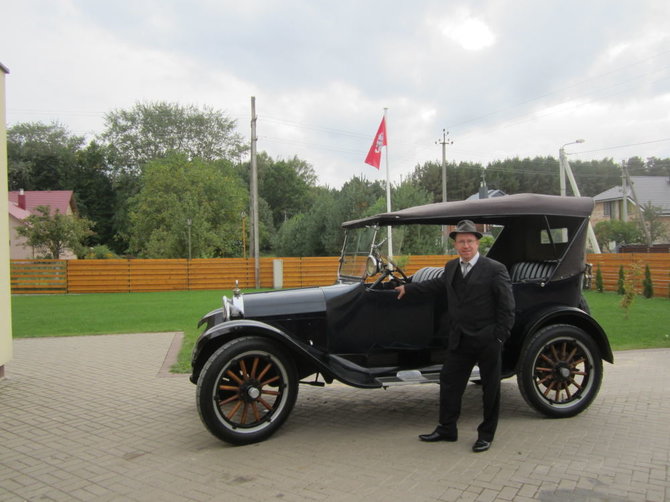 Asmeninio archyvo nuotr./R.Kardelis ir 1922 m. gamybos „Dodge Brothers“, kuriam pirmajam Lietuvoje buvo suteiktas istorinio automobilio statusas.