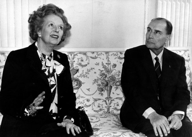„Reuters“/„Scanpix“ nuotr./Margaret Thatcher ir Prancūzijos prezidentas Francoisas Mitterrandas (1987 m.)