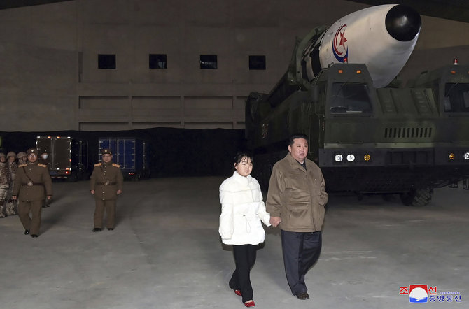 „Scanpix“/AP nuotr./Kim Jong Unas su dukra