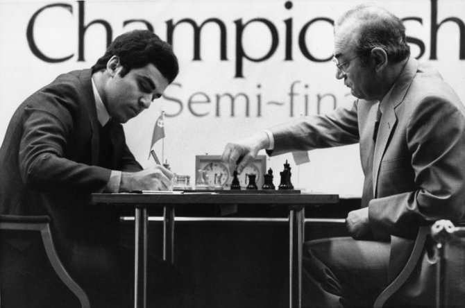 „Scanpix“/AP nuotr./Garis Kasparovas (kairėje) 1983 metais
