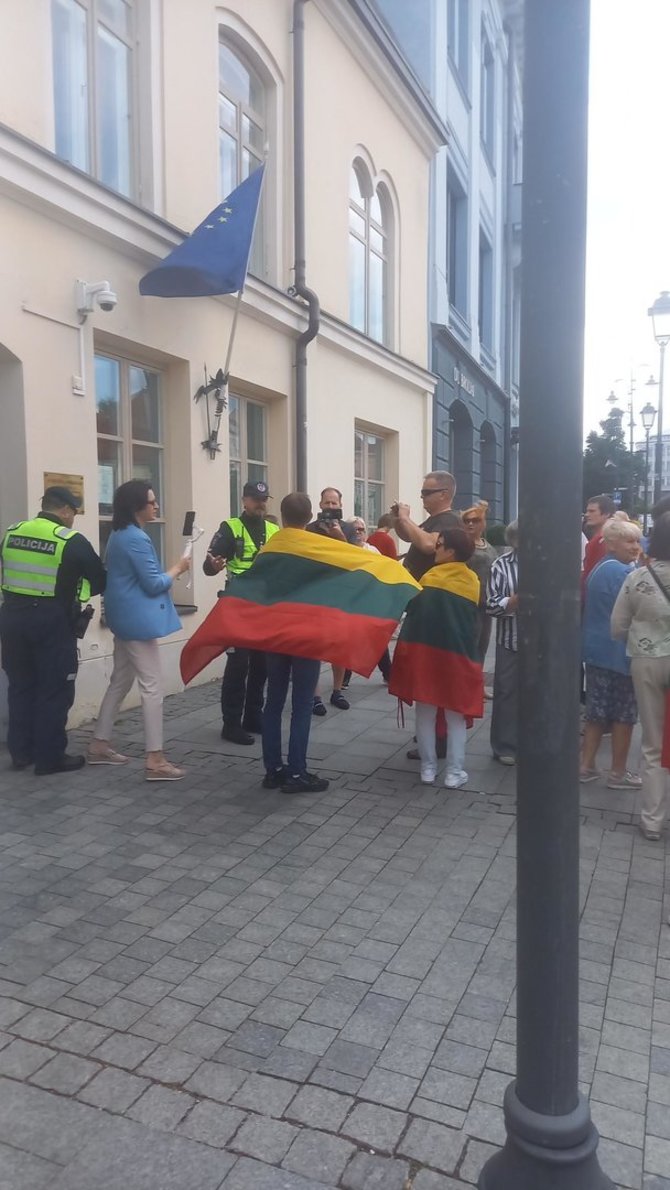 15min nuotr./Antanas Kandrotas-Celofanas prie Švedijos ambasados