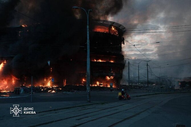 Kyjivo gelbėjimo tarnybų nuotr./Kyjive sudegė prekybos centras