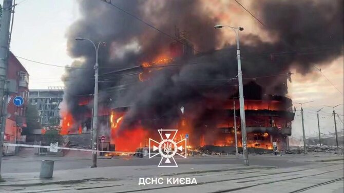 Kyjivo gelbėjimo tarnybų nuotr./Kyjive sudegė prekybos centras