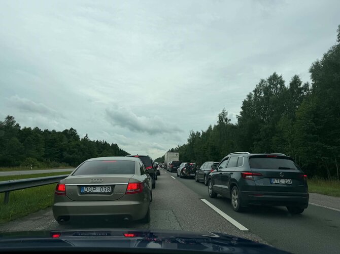 15min skaitytojo nuotr./Dėl avarijos susidariusi spūstis