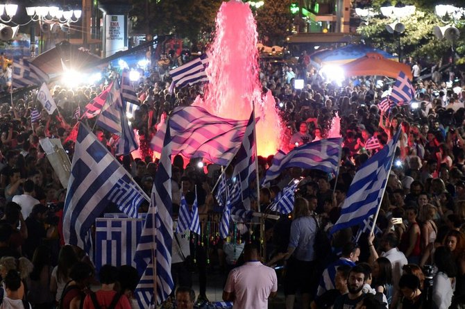 „Reuters“/„Scanpix“ nuotr./Graikai džiaugsmingai pasitinka referendumo rezultatus