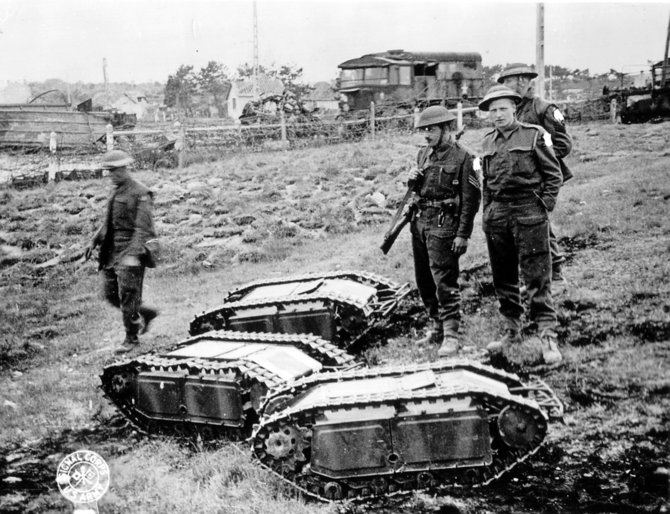 „Wikimedia“ nuotr./Britų kariai su perimtais nacių mini tankais