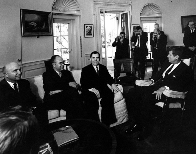Wikimedia.org nuotr./JAV prezidento J. F. Kenedžio ir SSRS Užsienio reikalų ministro Andrejaus Gromykos susitikimas Karibų krizės metu.
