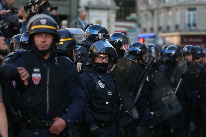 AFP/„Scanpix“ nuotr./Policija ramino Anglijos ir Verlso sirgalius