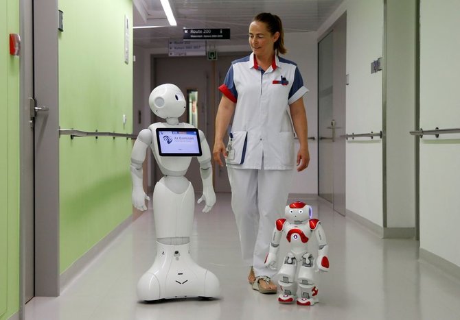 „Reuters“/„Scanpix“ nuotr./Robotas pradėjo dirbti ligoninėje