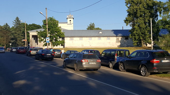 Žilvino Pekarsko / 15min nuotr./Transporto spūstis prie Verkių rūmų
