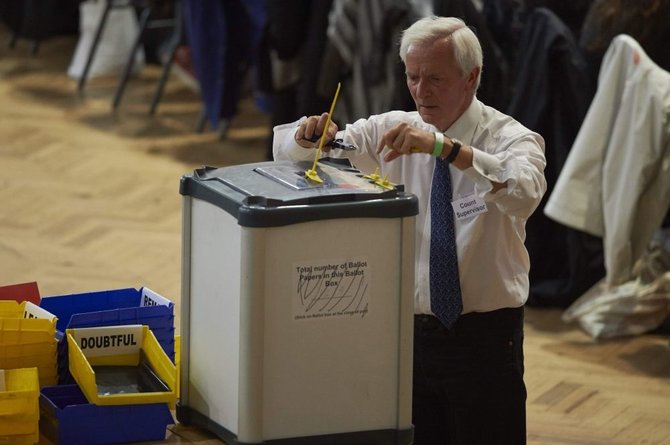 AFP/„Scanpix“ nuotr./Skaičuojami referendumo balsai
