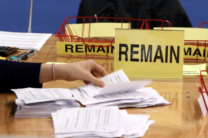 AFP/„Scanpix“ nuotr./Skaičuojami referendumo balsai