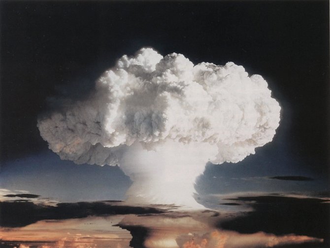 Wikipedia nuotr./„Ivy Mike“ sprogimo sukelti dūmų debesys