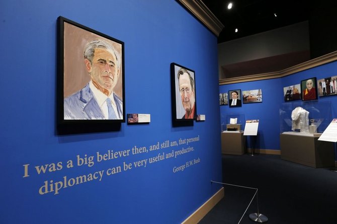 „Reuters“/„Scanpix“ nuotr./George'o Busho tapytas autoportretas