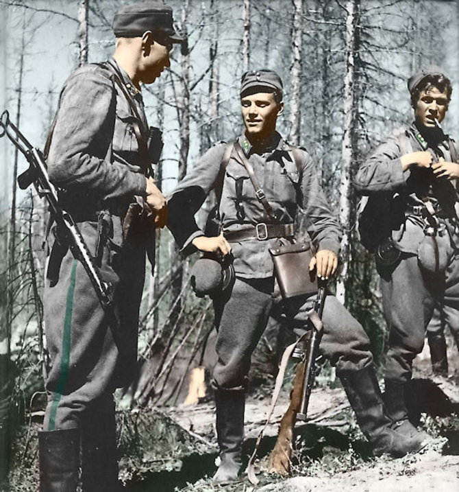 Wikipedia nuotr./Lauris Tornis (viduryje) apie 1945 metus