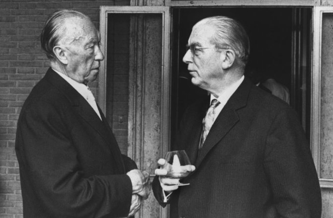 „Scanpix“ nuotr./Hansas Globke (dešinėje) ir tuometinis Vokietijos kancleris Konradas Adenaueris 1963 metais