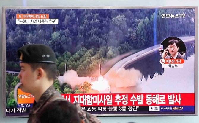 „Reuters“/„Scanpix“ nuotr./Šiaurės Korėja atliko dar kelis raketų bandymus
