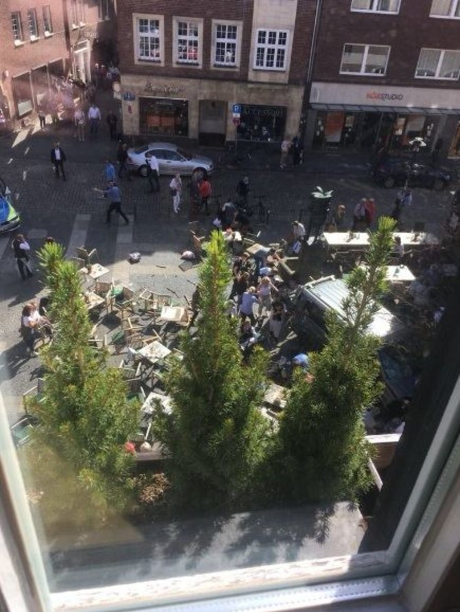 Twitter nuotr./Miunsteryje automobiliui įsirėžus į minią žuvo keli žmonės