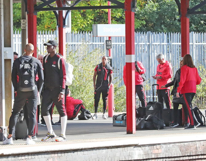 „Scanpix“ nuotr./Pasak britų spaudos, J.Mourinho ir P.Pogba į traukinių stotį atvyko skirtingais autobusais