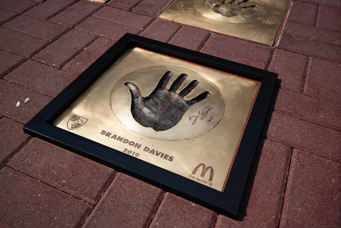 Zalgiris.lt nuotr./„McDonald‘s žvaigždžių alėjoje“ Kaune atidengtas Brandono Davieso delno įspaudas