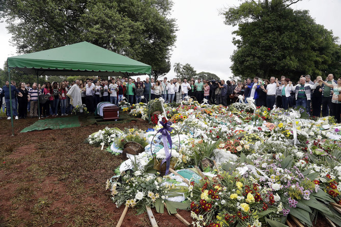 „Scanpix“ nuotr./Žuvusių „Chapecoense“ futbolininkų laidotuvės