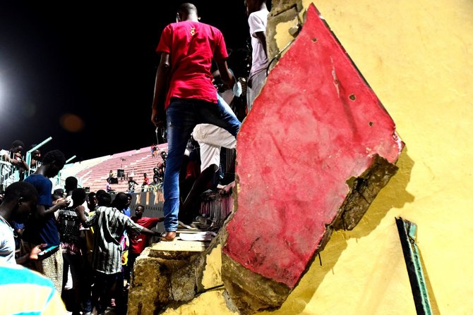„Scanpix“ nuotr./Per riaušes Senegale griuvo futbolo stadiono siena