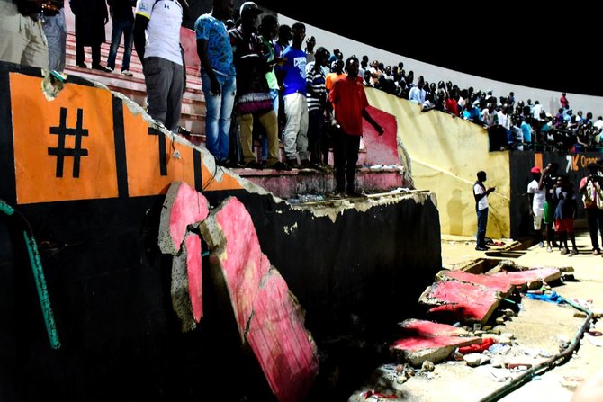 „Scanpix“ nuotr./Per riaušes Senegale griuvo futbolo stadiono siena