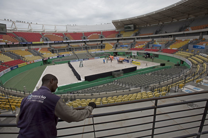 „Scanpix“ nuotr./Darbininkas dažo Olimpinio teniso aikštyno turėklus. Šis aikštynas – vienas iš nedaugelio sporto objektų, kurį brazilai naudoja ir pasibaigus Rio olimpiadai. Dabar čia vykdomos paplūdimio tinklinio varžybos.