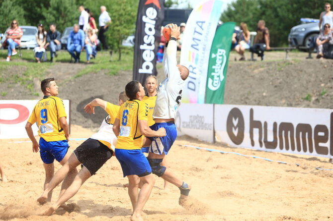 S.Čirbos/LFF nuotr,/Paplūdimio futbolo čempionato varžybos Kupiškyje