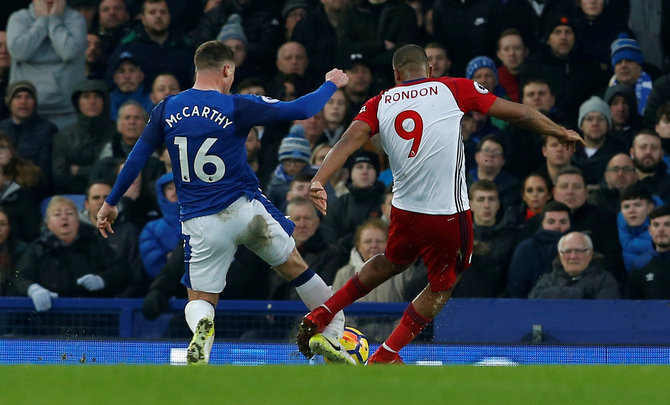 „Reuters“/„Scanpix“ nuotr./„Everton“ saugas Jamesas McCarthy patyrė šiurpią traumą