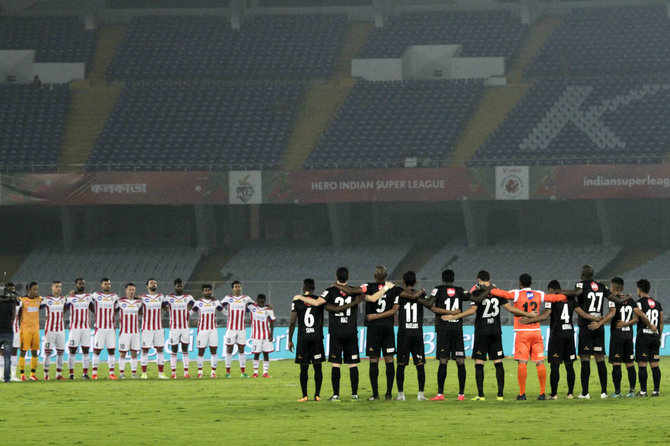 „Scanpix“ nuotr./„North East United“ ir „Atletico de Kolkata“ komandos prieš Indijos Superlygos rungtynes D.Astori pagerbė tylos minute