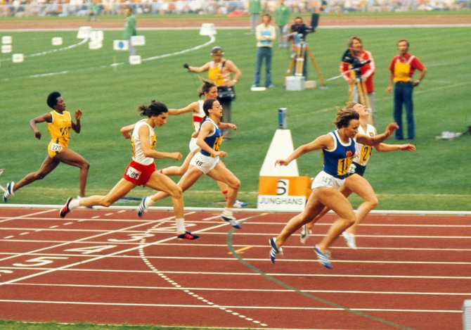 AFP/„Scanpix“ nuotr./Renate Stecher ir Raelene Boyle kova 1972 m. olimpiniame finale
