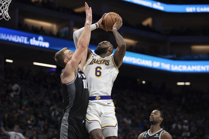 AFP/„Scanpix“ nuotr./LeBronas Jamesas ir Domantas Sabonis