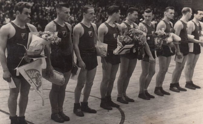 Archyvo nuotr./Apdovanojamas Kauno „Žalgiris“, apie 1953 m. (Sargūnas penktas iš kairės)