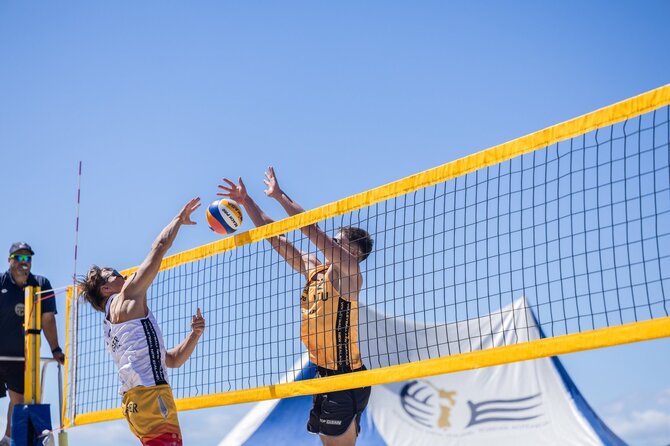 „Volleyball New Zeland“ nuotr./Lietuvos paplūdimio tinklininkai Raigardas Mačionis ir Dovydas Sinkevičius Naujoje Zelandijoje