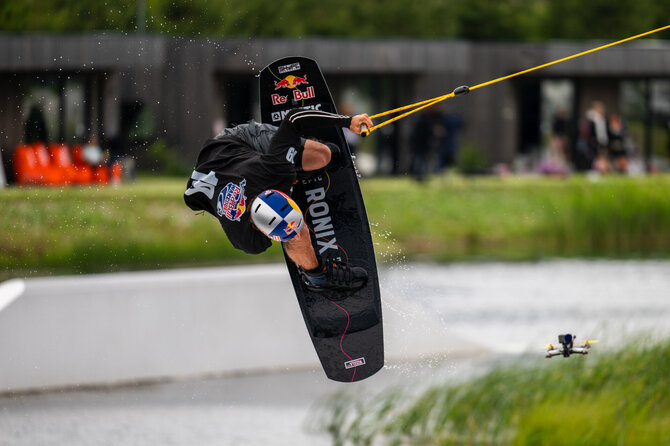 Organizatorių nuotr./„Red Bull WakeDuel“ vandenlenčių varžybos Palangoje
