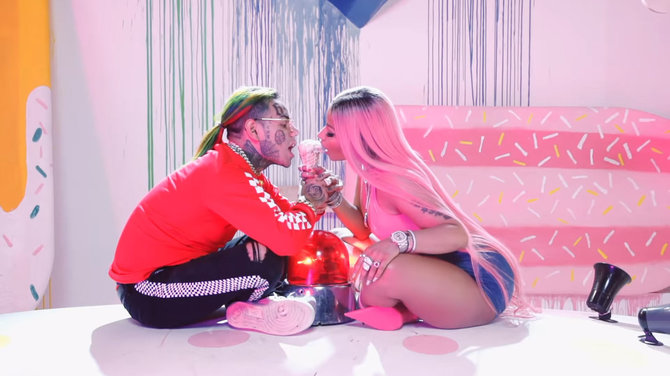 Video kadras/Reperiai 6ix9ine ir Nicki Minaj vaizdo klipe „Fefe“