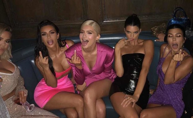 „Instagram“ nuotr./Khloe Kardashian, Kim Kardashian, Kylie Jenner, Kendall Jenner ir Kourtney Kardashian