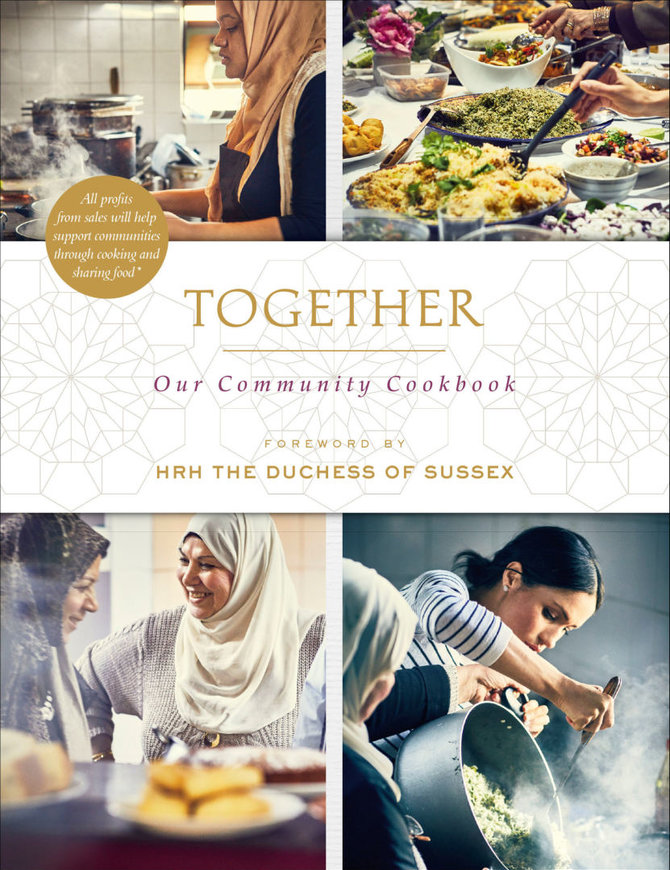 „Reuters“/„Scanpix“ nuotr./Receptų knyga „Together: Our Community Cookbook“, prie kurios kūrimo prisidėjo ir Sasekso hercogienė Meghan