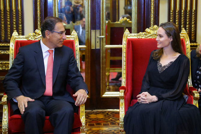 „Reuters“/„Scanpix“ nuotr./Angelina Jolie ir Peru prezidentas Martinas Vizcarra