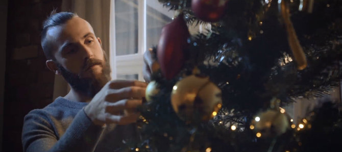 Video kadras/Philo Beastallo kalėdinė reklama „Love is a Gift“