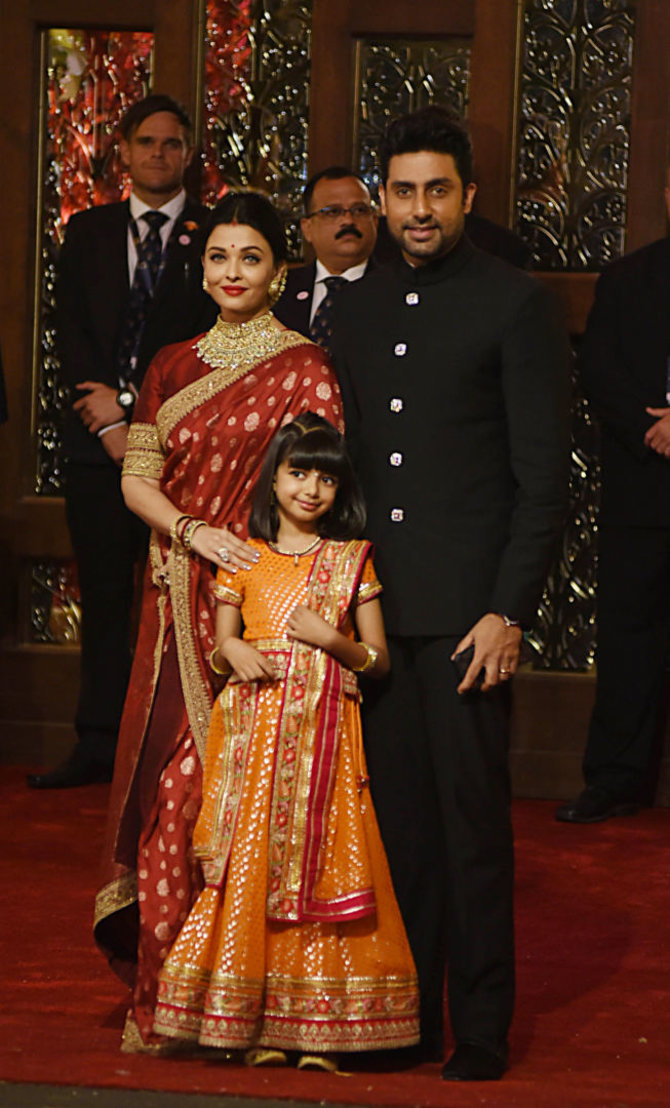AFP/„Scanpix“ nuotr./Bolivudo aktoriai Abhishekas Bachchanas ir Aishwarya Rai su dukra Aaradhya