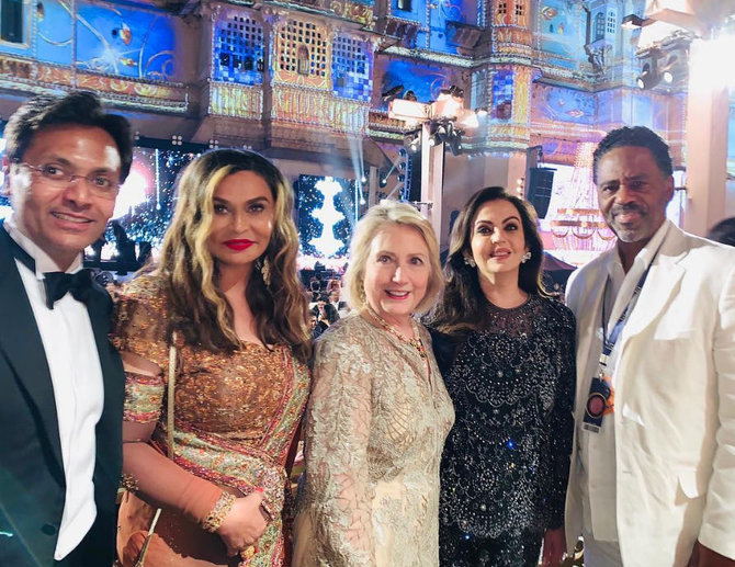 „Instagram“ nuotr./Beyonce mama Tina Knowles ir Hillary Clinton su nuotakos tėvais (pora dešinėje)