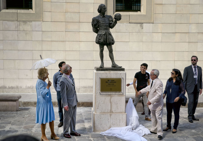 „Scanpix“/AP nuotr./Kornvalio hercogienė Camilla ir princas Charlesas Havanoje atidengė Williamo Shakespeare'o statulą
