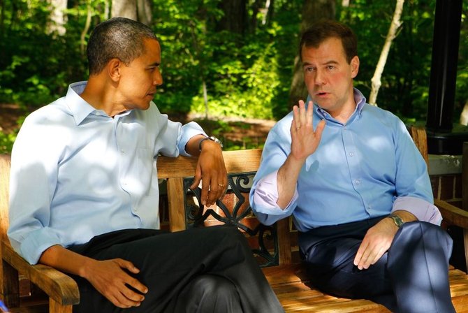 AFP/„Scanpix“ nuotr./JAV prezidentas Barackas Obama ir Rusijos premjeras Dmitrijus Medvedevas