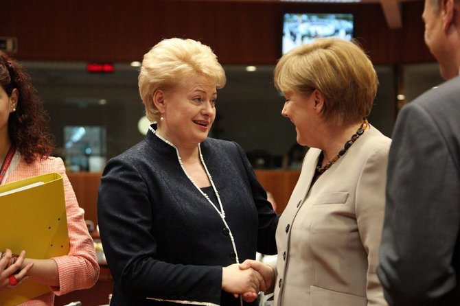 Prezidentūros nuotr./Dalia Grybauskaitė ir Angela Merkel Europos Vadovų Tarybos susitikime Briuselyj